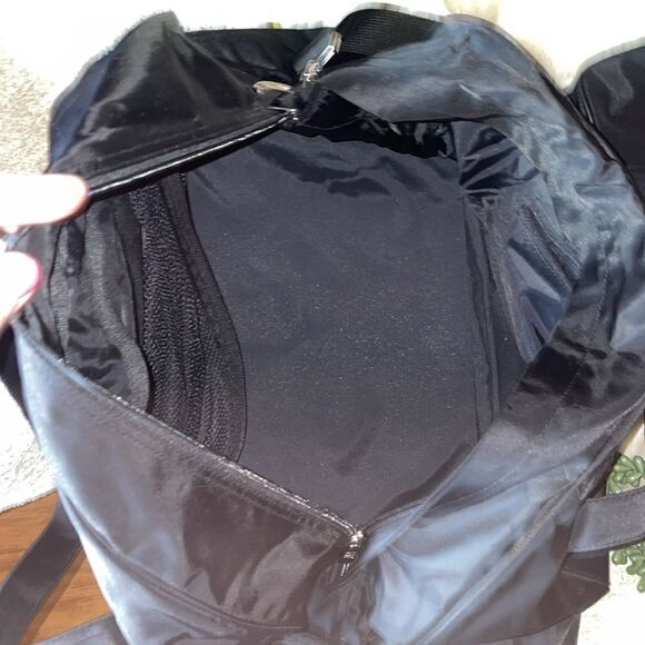 Like new black GAP duffel bag and travel toiletry travel bag - Picture 16 of 16